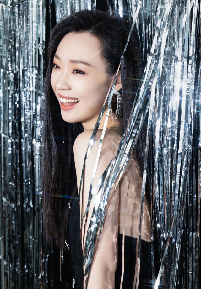 ‘미모는 반짝, 집안은 엉망진창’… 관러, 난장판 집 공개에 네티즌 충격