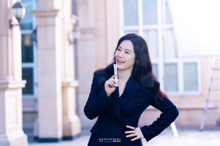 배우 김현주, 감탄을 부르는 광고 비하인드 사진 공개! ‘무결점 비주얼’