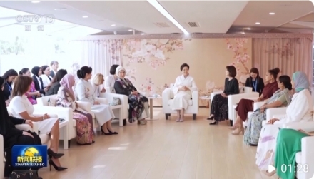 펑리위안, 상하이협력기구 정상 배우자들과 톈진 하이허 유람