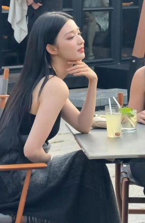 배우 왕초연, 노천 카페서 포착된 일상 컷…자연광 속 빛나는 미모