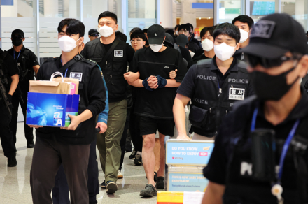 캄보디아, 한국인 64명 ‘온라인 사기’ 혐의로 송환…7월 이후 대규모 단속 이어져