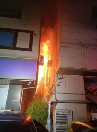 “아기만은 살려야”…오산 화재서 두 달 된 아기 이웃에 건넨 중국인 여성, 추락사