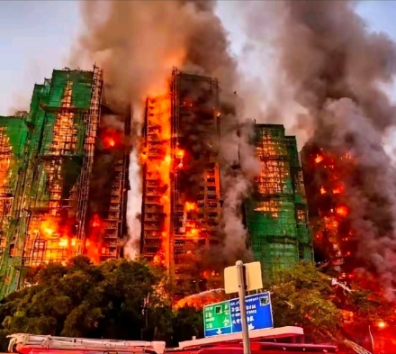 홍콩 화재 참사, 44명 사망…경찰, ‘과실치사’ 혐의로 공사업체 책임자 3명 체포