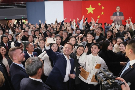 중국 대학 찾은 마크롱, ‘청년 외교’ 전면에… 프랑스 유학도 독려