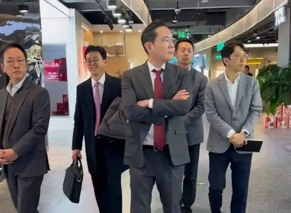 이재용 삼성 회장, 베이징서 ‘소탈한 일상’ 포착…조끼 차림으로 쇼핑