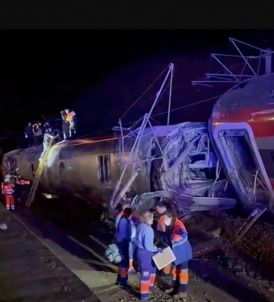 스페인 고속열차 탈선·충돌… 최소 39명 사망, 170여 명 부상