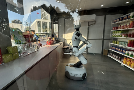 상하이 ‘로봇 무인 매장’ 등장…체화형 AI로 24시간 운영