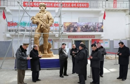 김정은, ‘해외군사작전 전투위훈기념관’ 조각사업 현지 지도