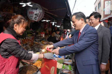 주한 중국대사, 설 앞두고 서울 대림동서 교민 위문
