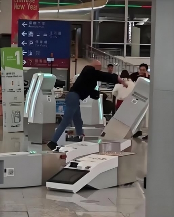 英 남성, 홍콩공항서 난동… 체크인 기기 파손·처방약 소지 혐의로 체포