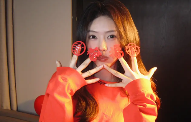 차이원징, 붉은 콘셉트로 전한 새해 인사