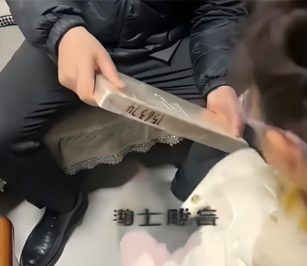 5세 조카 세배에 ‘15㎏ 은괴’ 건넨 삼촌