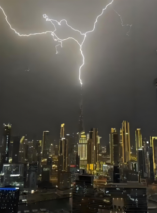 “저걸 맞고도 멀쩡?”…두바이 밤하늘 뒤집은 장면