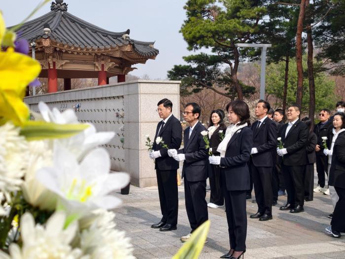 “인천 화교 묘역서 청명절 맞아 참배”…주한 중국대사관·교민 공동 추모