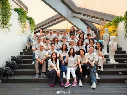 황샤오밍, 북경영화학원 ‘96 스타반’ 30주년 사진 공개… 자오웨이 등장에 中 온라인 술렁
