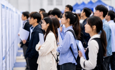중국 청년 실업률 내려갔지만…취업난 부담은 여전