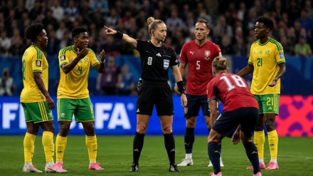 [FIFA 북중미 월드컵] 휘슬을 포기하지 않은 여성 심판…펜소, 월드컵의 새 역사를 쓰다
