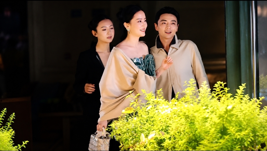 유역비, W 영화의 밤 압도적 존재감…패션 넘어 문화 아이콘 입증