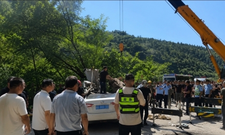 中 도로 달리던 승용차 덮친 거대 낙석…30대 여성 2명 사망·아이 2명 부상