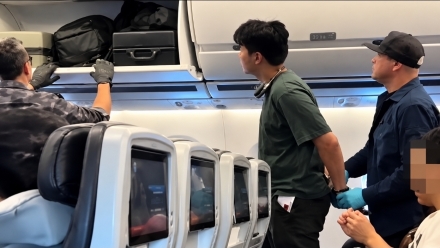 기내서 승객 때린 중국인 美 도착하자 수갑…“일가족 비자 취소·송환” 알려져