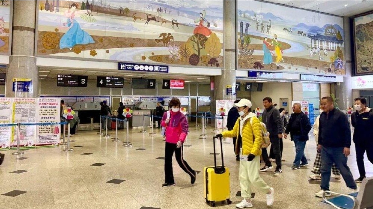 한국서 연변으로…국경절 연휴 연길공항 ‘북적’