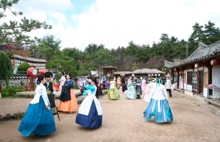 국경절 사흘간 10만 명…연길 민속원 ‘관광 열기’