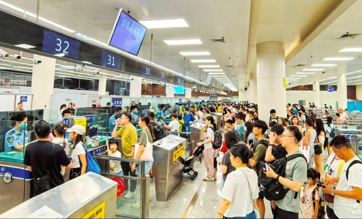 중국 국경절 연휴 출입국 1546만 명…외국인 무비자 입국도 급증