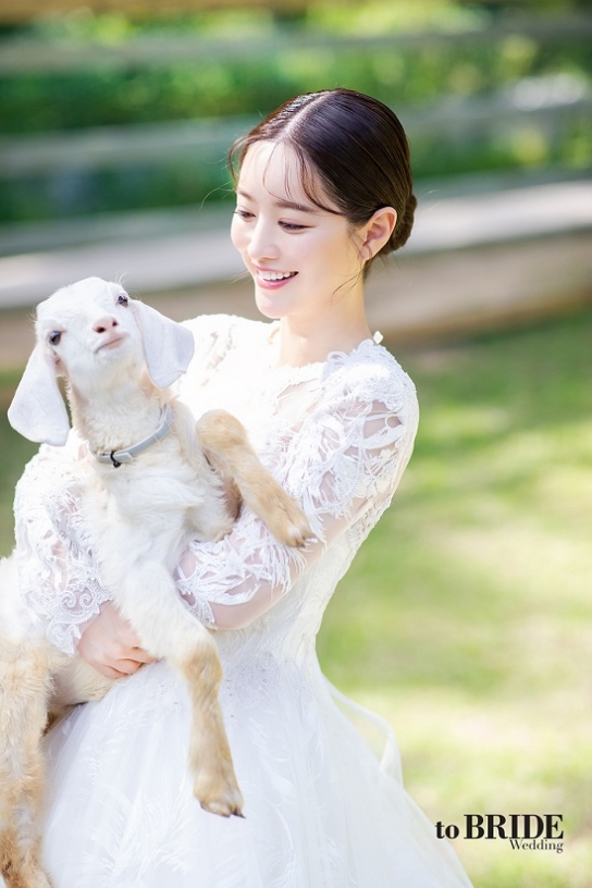 배우 홍수아, 아기염소와 따듯한 화보촬영