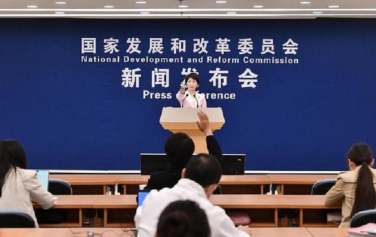 中, 미등록 인구 1억 명에 도시 호적 부여