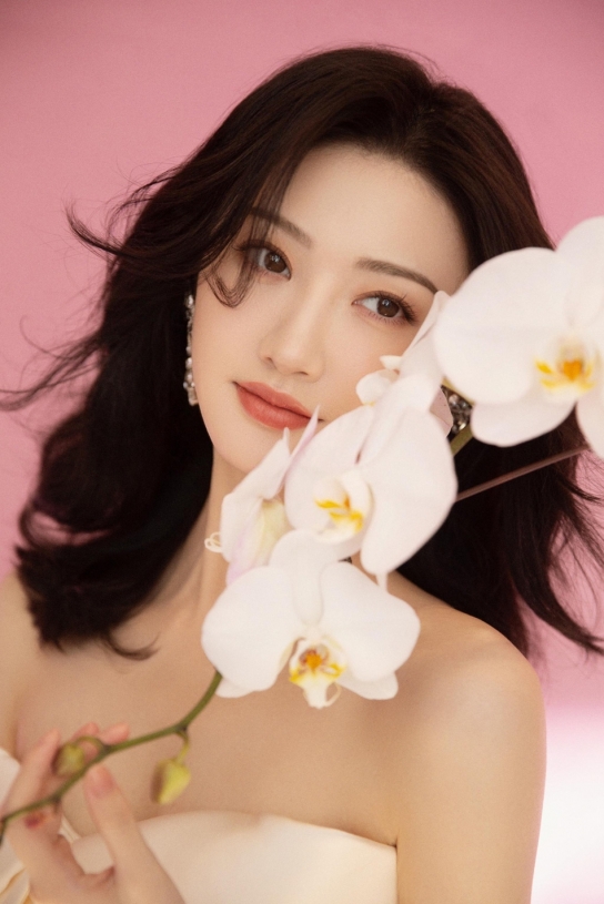 징톈, 화이트 새틴 드레스로 '순백 여신' 자태 뽐내