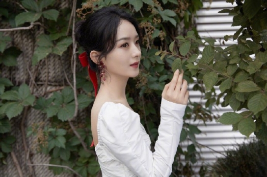 행사장에 나타난 자오리잉, 동화 속 공주 분위기 물씬