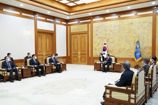 문 대통령, 왕이 中 외교부장 접견...“한반도 평화 희망”