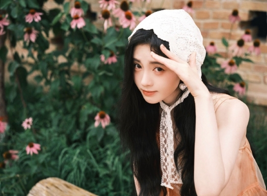 쥐징이, 오렌지색 거즈 스커트 입고 상큼한 매력 뽐내