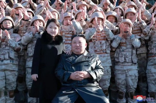 김정은, 딸과 함께 ICBM 시험 유공자와 단체사진