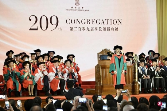 홍콩대학교,  배우 임청하 명예박사 학위 수여
