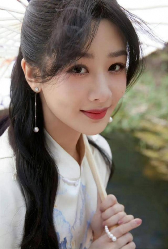 양쯔,  치파오 스타일링 참석‥심플한 룩으로 우아한 분위기 연출