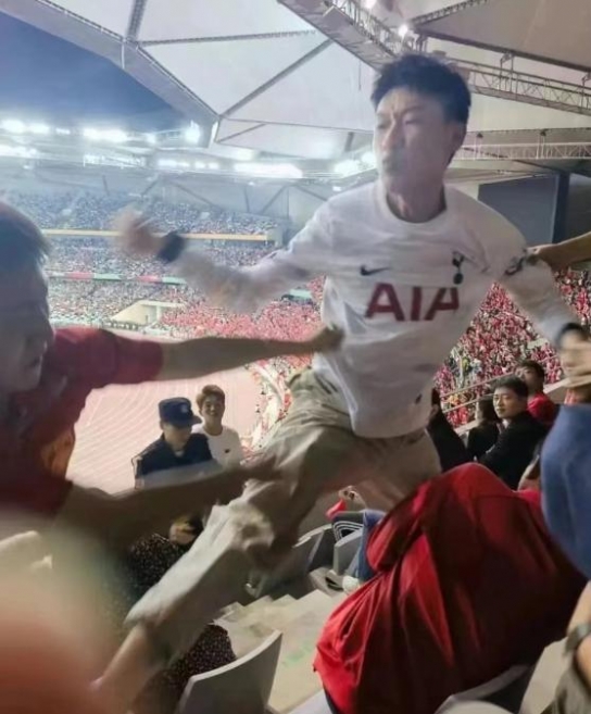 손흥민 유니폼 들고 열광한 中축구팬 봉변