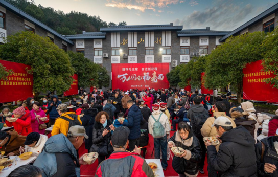 마오쩌둥 탄생 130주년... 샤오산 대규모 인파
