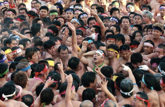 전통을 깨다! 日 ‘알몸 축제’ 처음으로 여성에게 개방