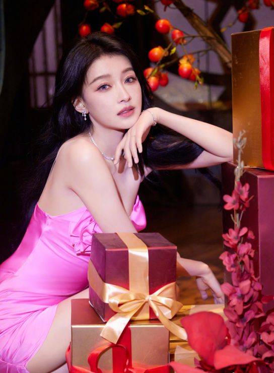쑨이, 핑크색 밀착 드레스와 섹시한 다리로 男心 저격