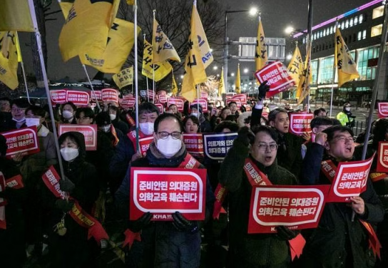 전공의 파업 계속, 보건의료 경보 ‘심각’ 격상
