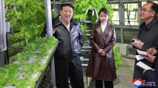 김정은 부녀 농장시찰... 北매체, 김주애에 '향도의 위대한 분'