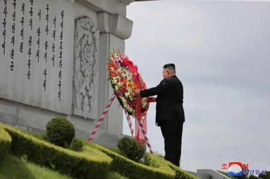 北 김정은, 북·중 우의탑 참배