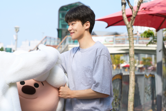 김강민, ‘발바닥이 뜨거워서’ 통해 선보인 매력