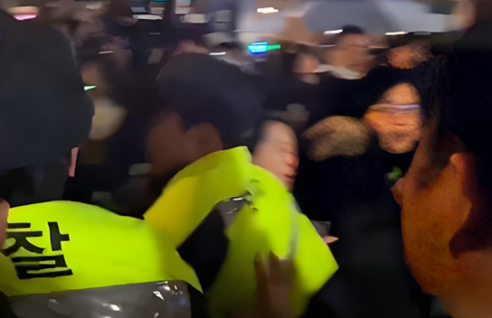 외신 “공수처 관계자, 윤석열 체포 막으면 현행범으로 체포”