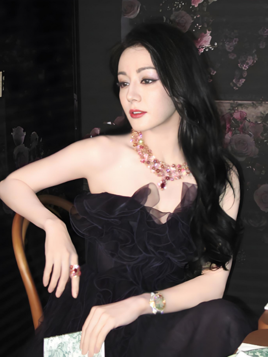 中인기 여배우 디리러바, 우아한 드레스 자태로 ‘케이크 미식회’ 포착