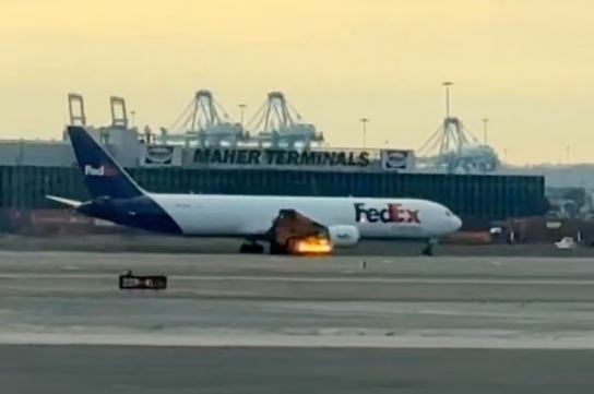 FedEx 화물기, 이륙 직후 엔진 화재로 비상 착륙…현장 조사 진행 중