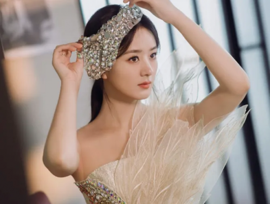 “책 좀 읽으세요”… 中 톱배우 자오리잉, ‘문화 소양 부족’ 비판 쇄도