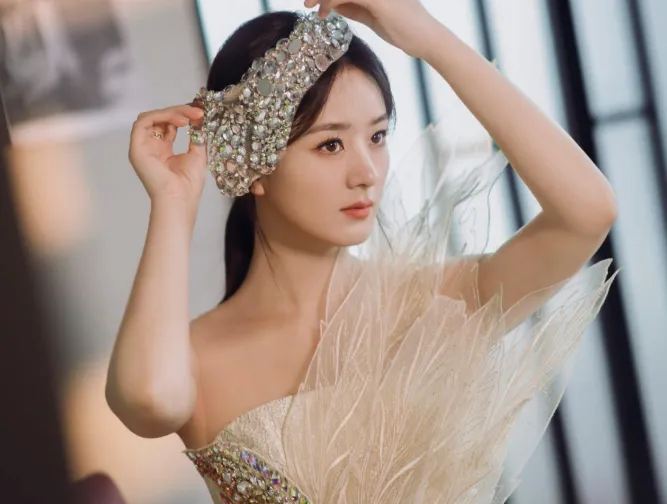 “책 좀 읽으세요”… 中 톱배우 자오리잉, ‘문화 소양 부족’ 비판 쇄도